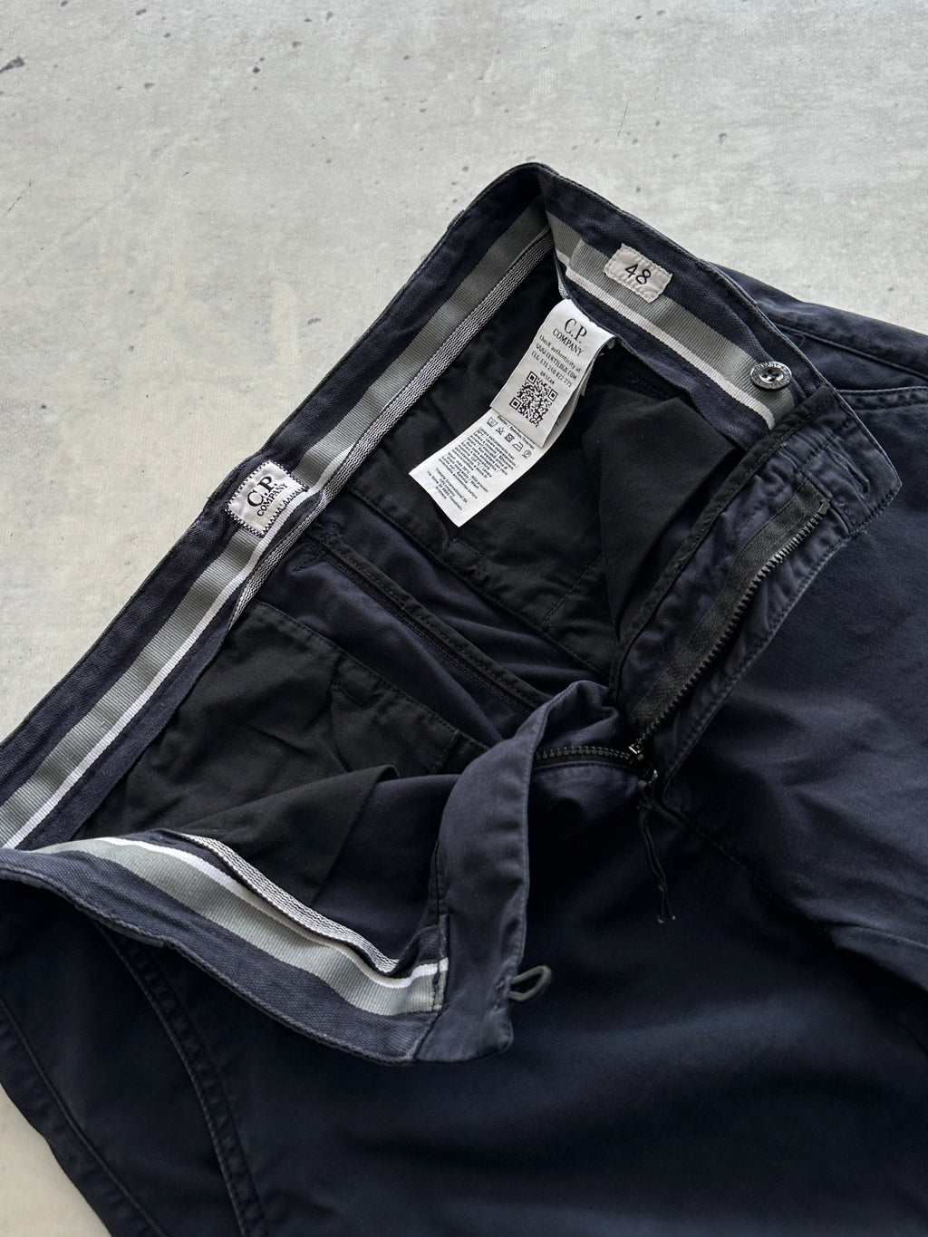CP Company lens Cargo Shorts (W32)