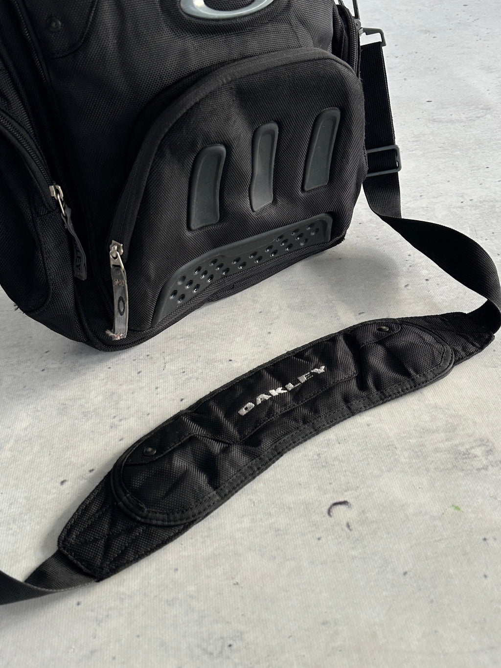 Oakley Vertical Messenger Bag (One Size)