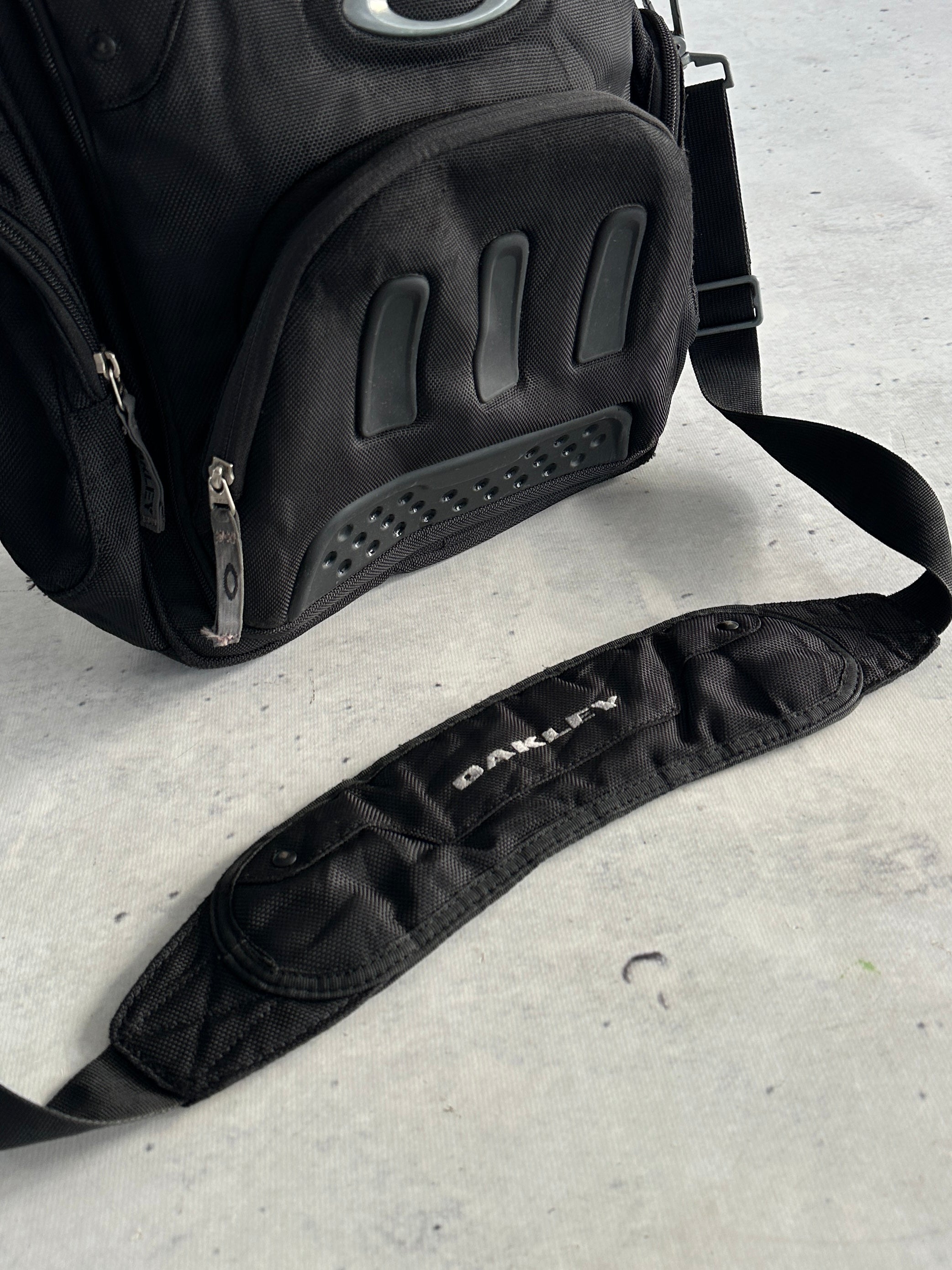 Oakley Vertical Messenger Bag (One Size)