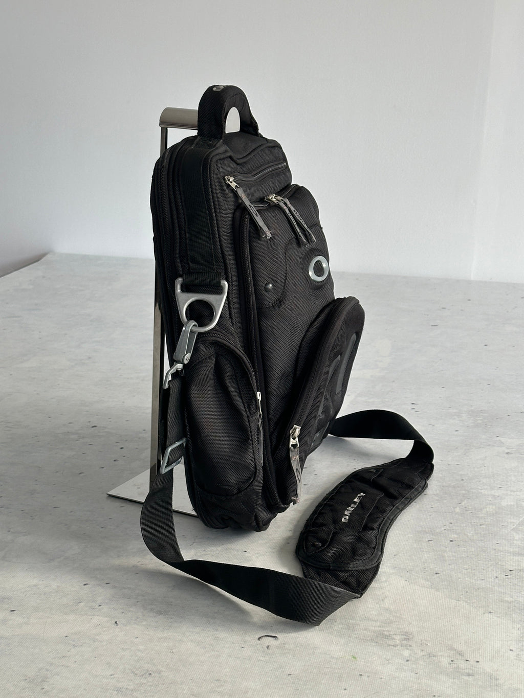 Oakley Vertical Messenger Bag (One Size)