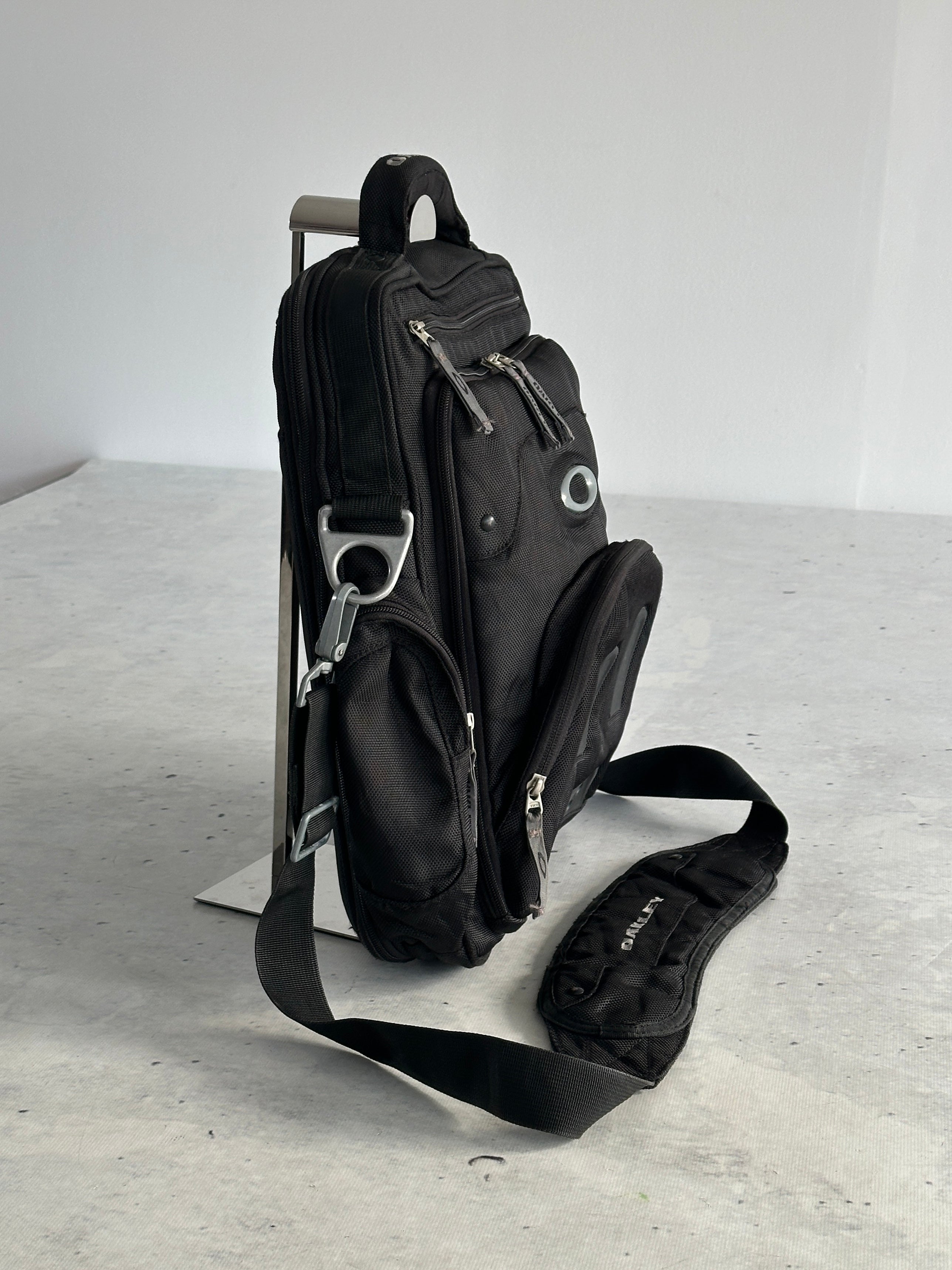 Oakley Vertical Messenger Bag (One Size)