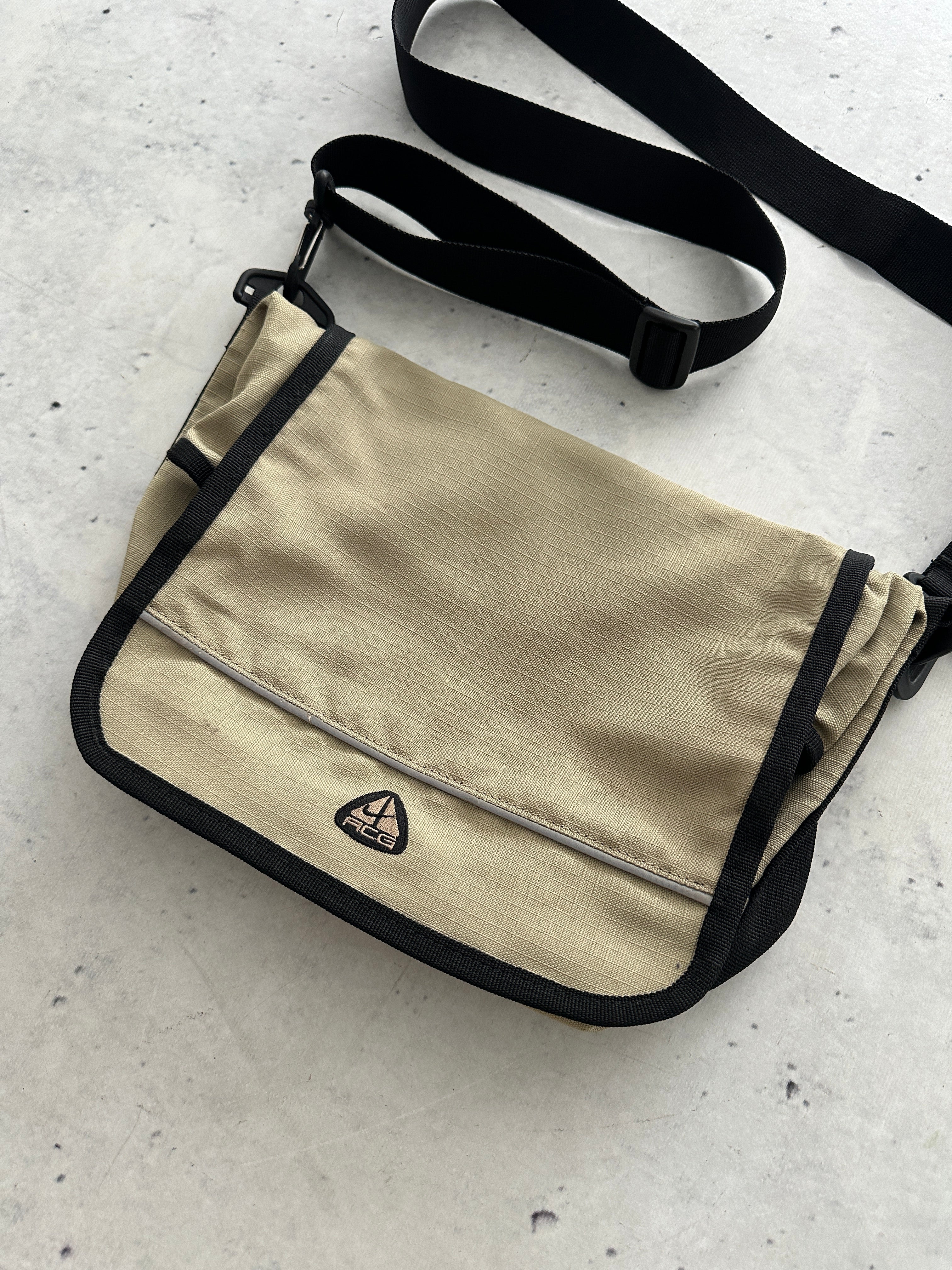 Nike ACG 2 Way convertible Messenger / Crossbody Bag (One Size)