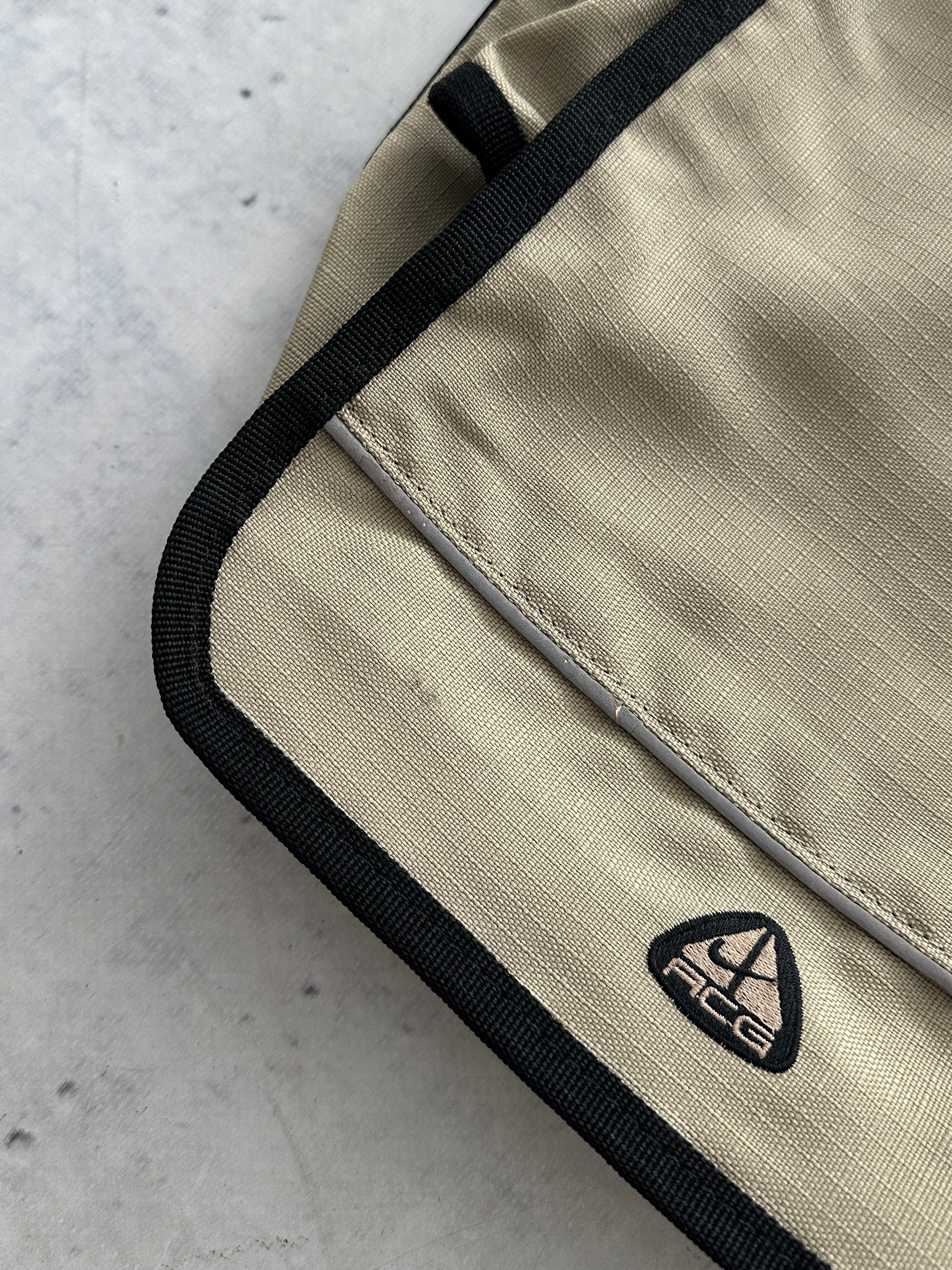 Nike ACG 2 Way convertible Messenger / Crossbody Bag (One Size)