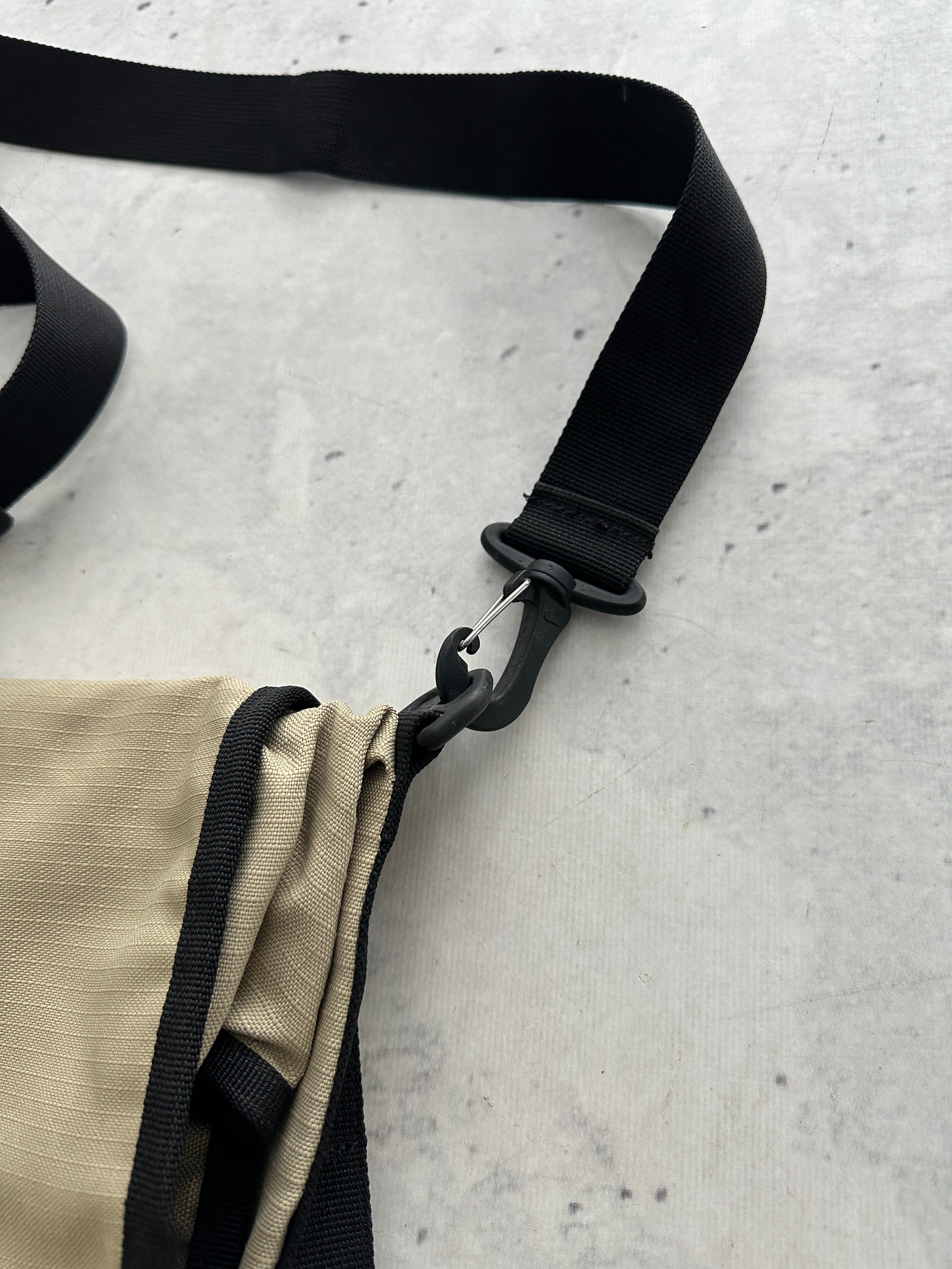 Nike ACG 2 Way convertible Messenger / Crossbody Bag (One Size)
