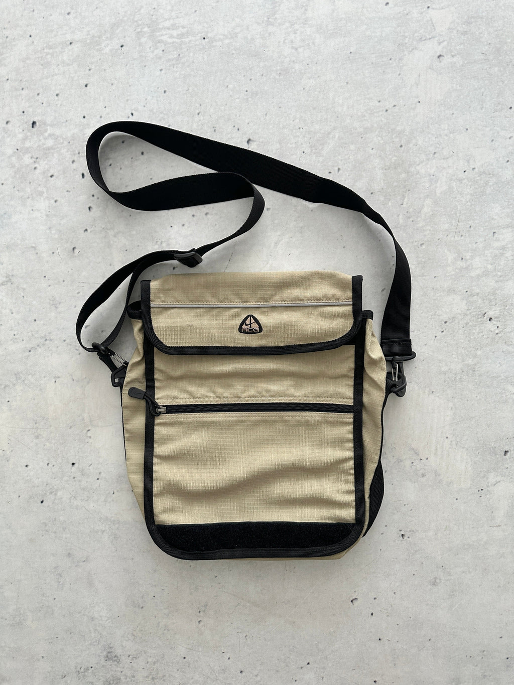 Nike ACG 2 Way convertible Messenger / Crossbody Bag (One Size)