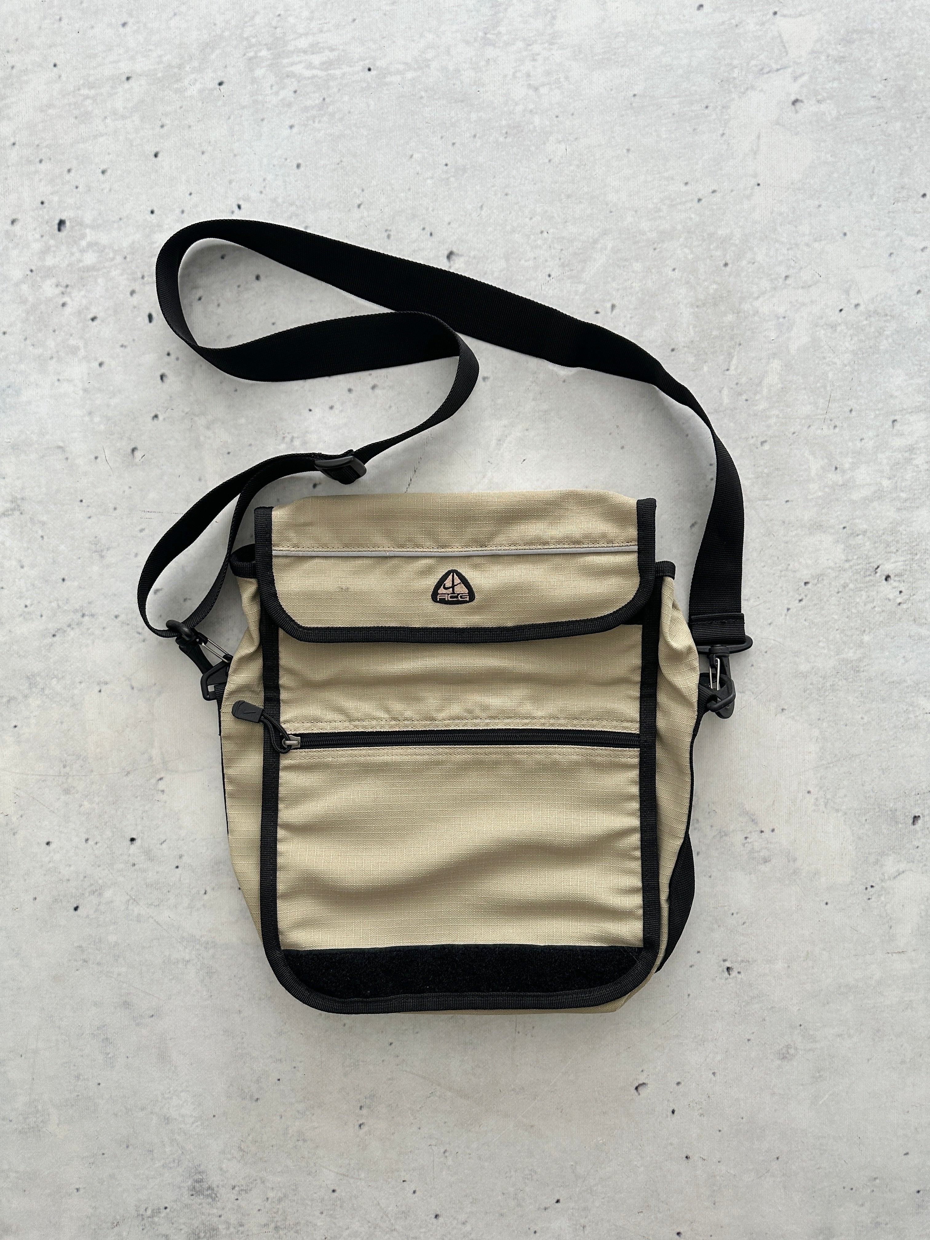 Nike ACG 2 Way convertible Messenger / Crossbody Bag (One Size)