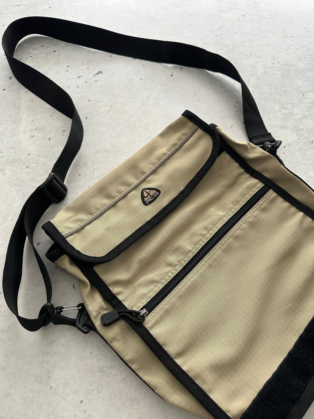 Nike ACG 2 Way convertible Messenger / Crossbody Bag (One Size)
