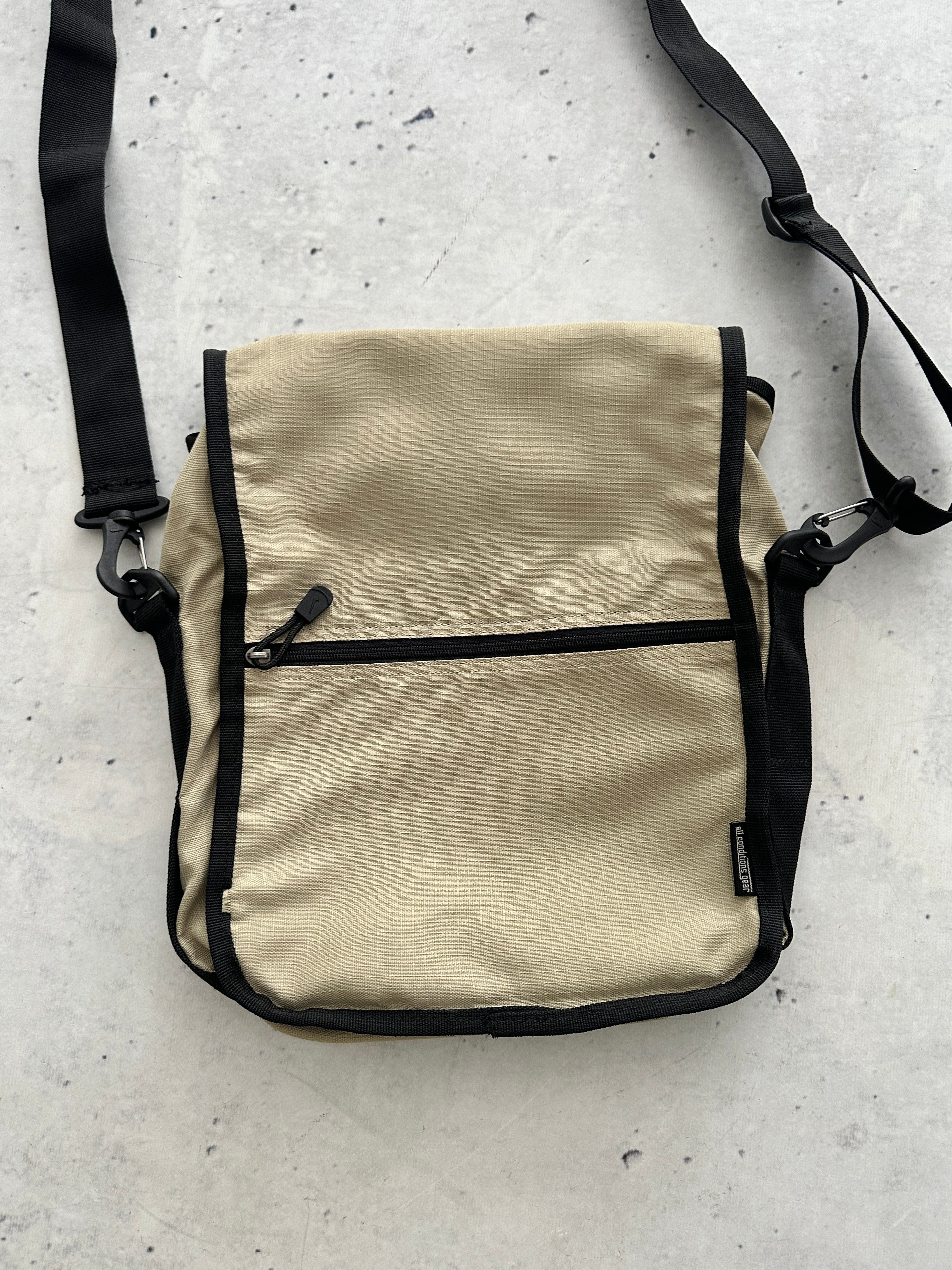 Nike ACG 2 Way convertible Messenger / Crossbody Bag (One Size)