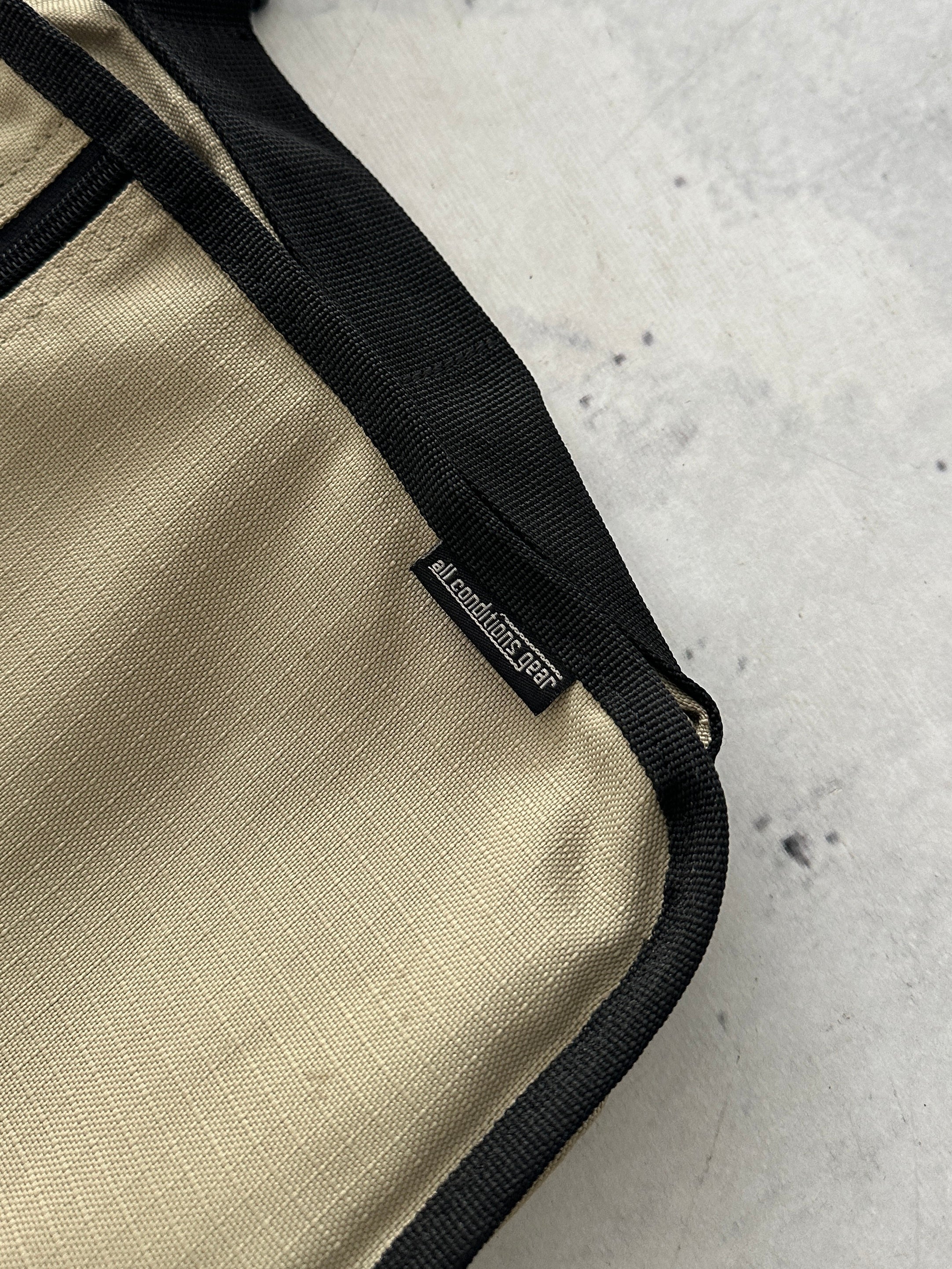 Nike ACG 2 Way convertible Messenger / Crossbody Bag (One Size)