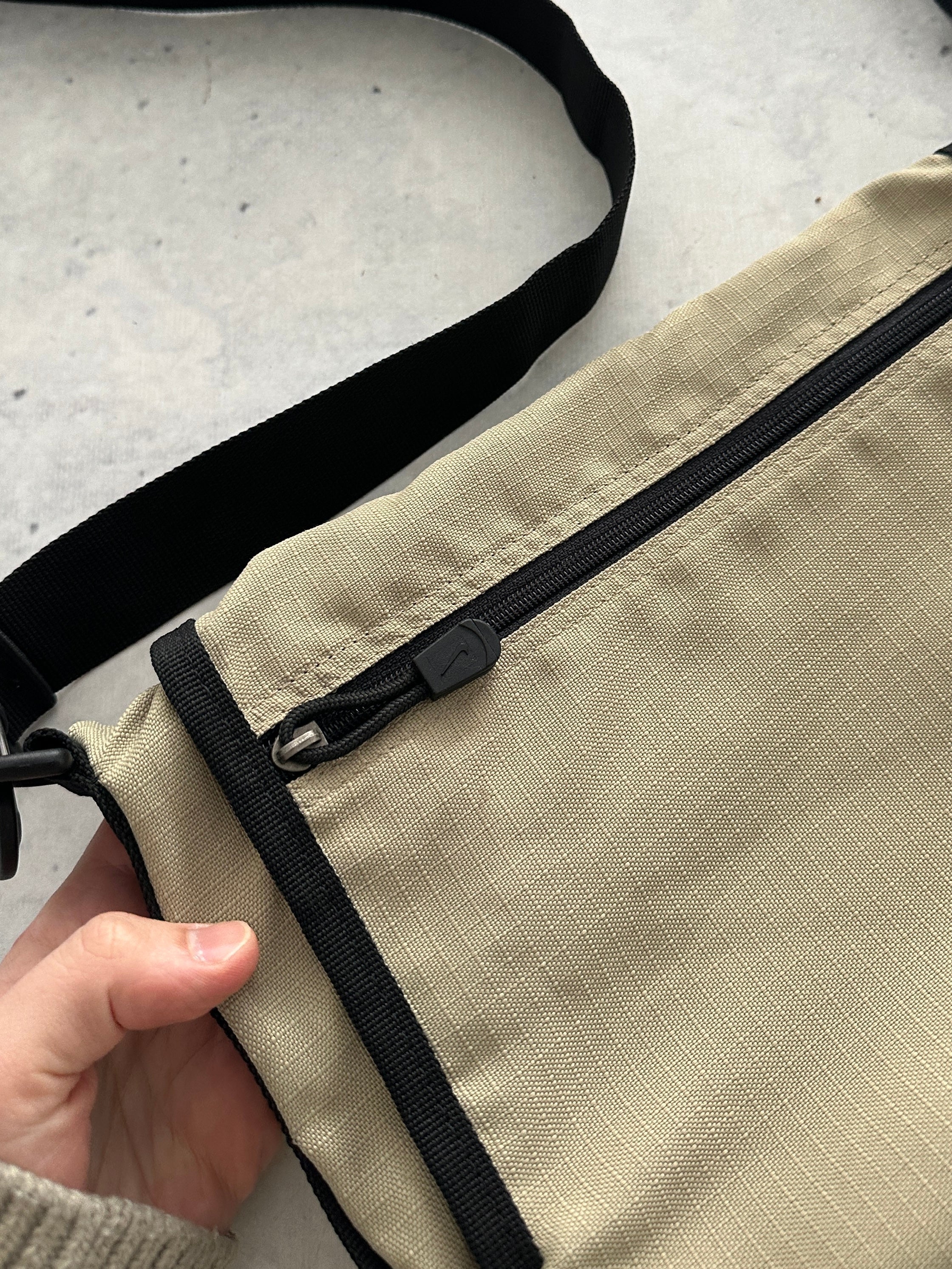 Nike ACG 2 Way convertible Messenger / Crossbody Bag (One Size)