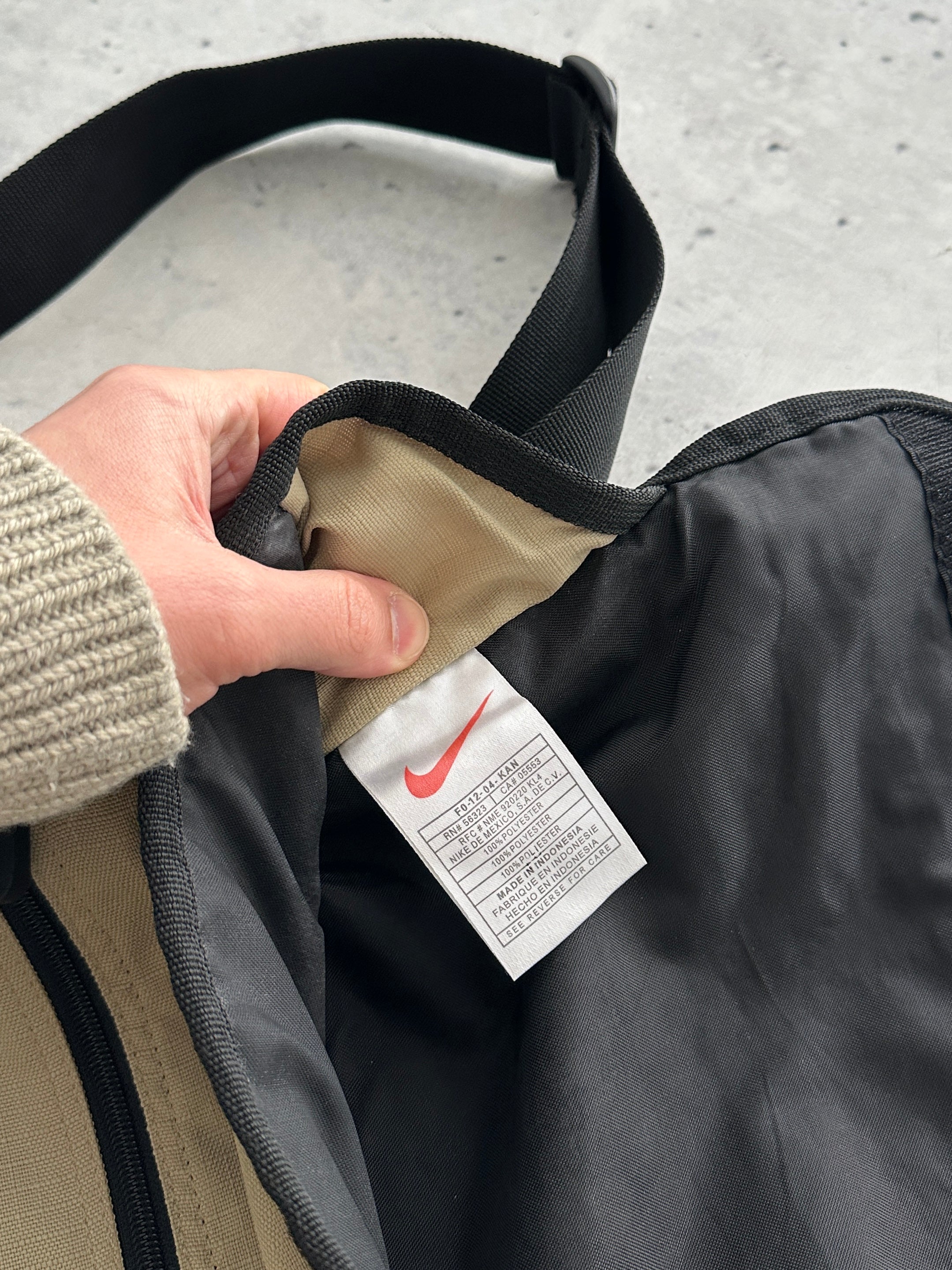 Nike ACG 2 Way convertible Messenger / Crossbody Bag (One Size)