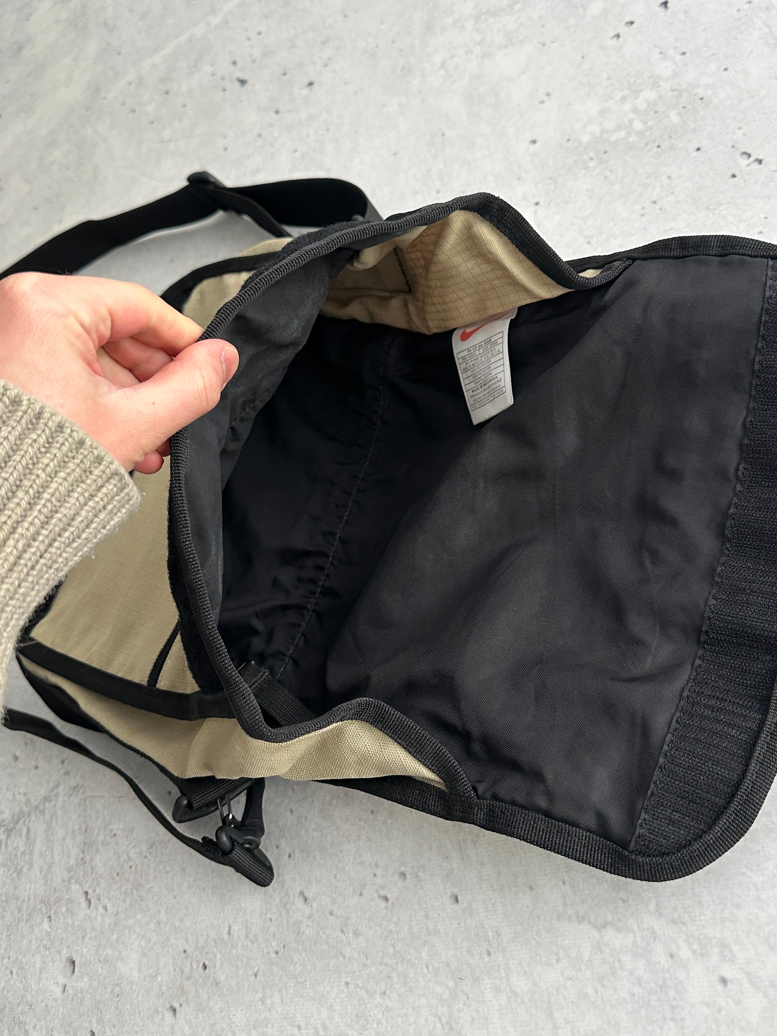 Nike ACG 2 Way convertible Messenger / Crossbody Bag (One Size)